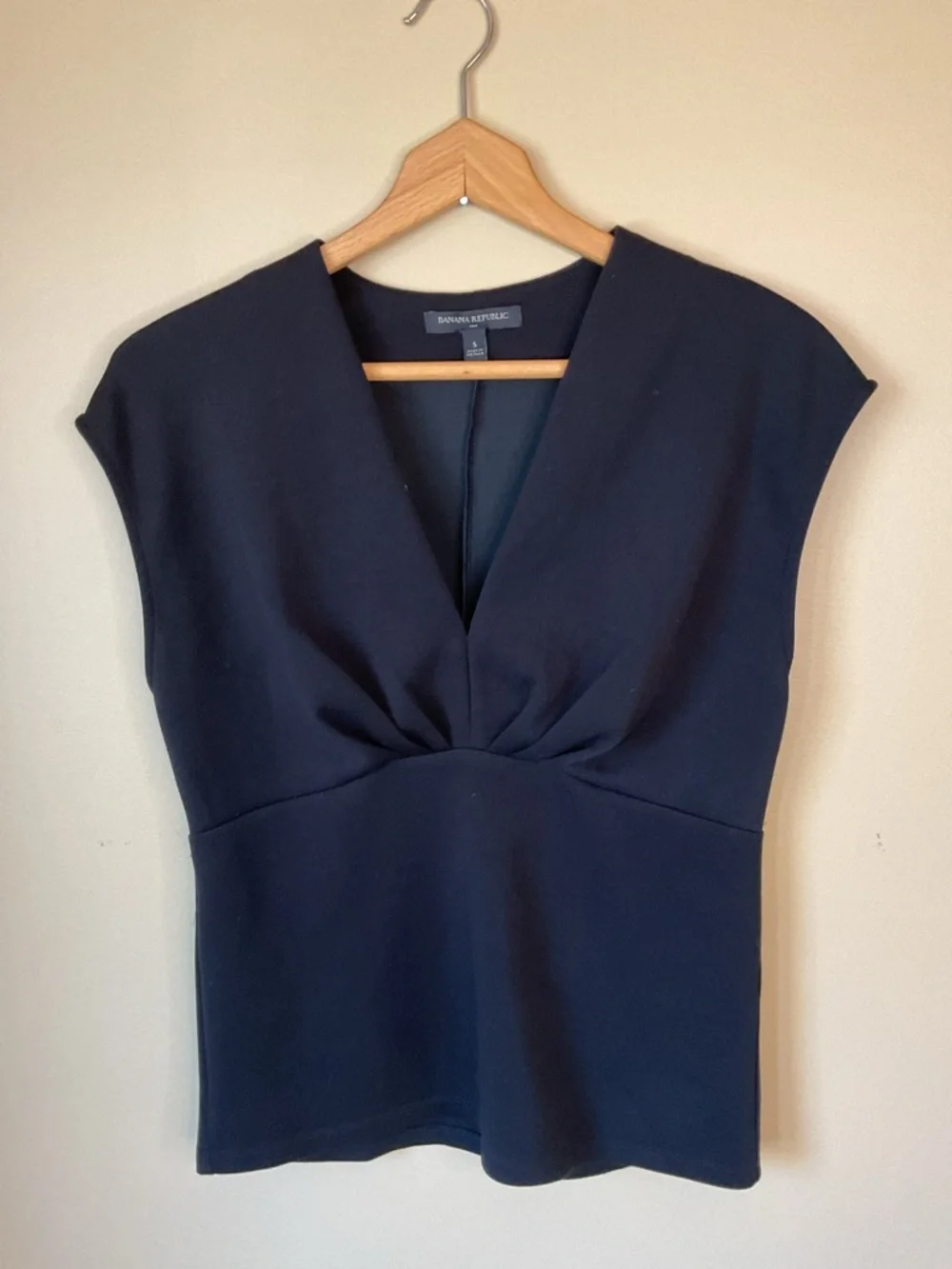 Banana Republic Women's Deep Black V Neck Sleeveless Top Size S